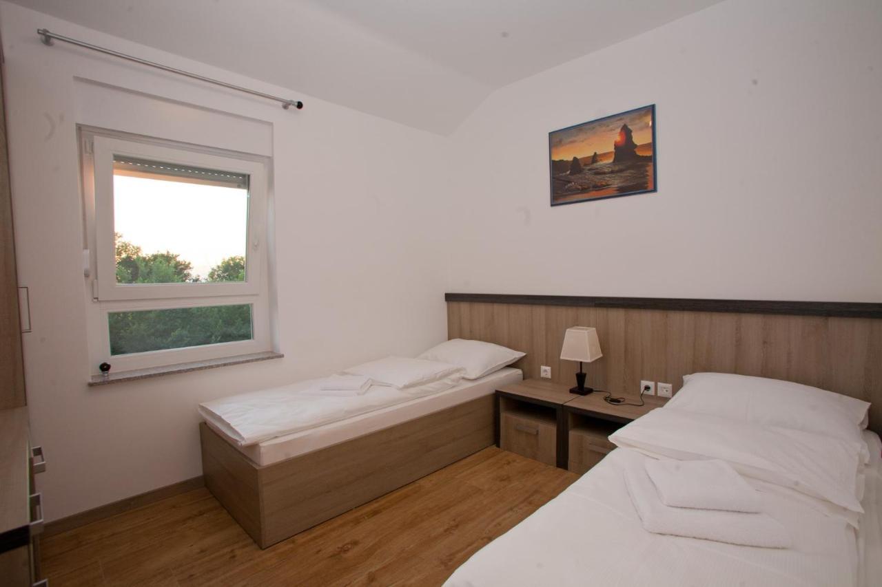 Apartments Maslina II Njivice Eksteriør billede