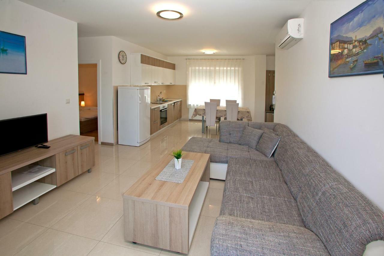 Apartments Maslina II Njivice Eksteriør billede