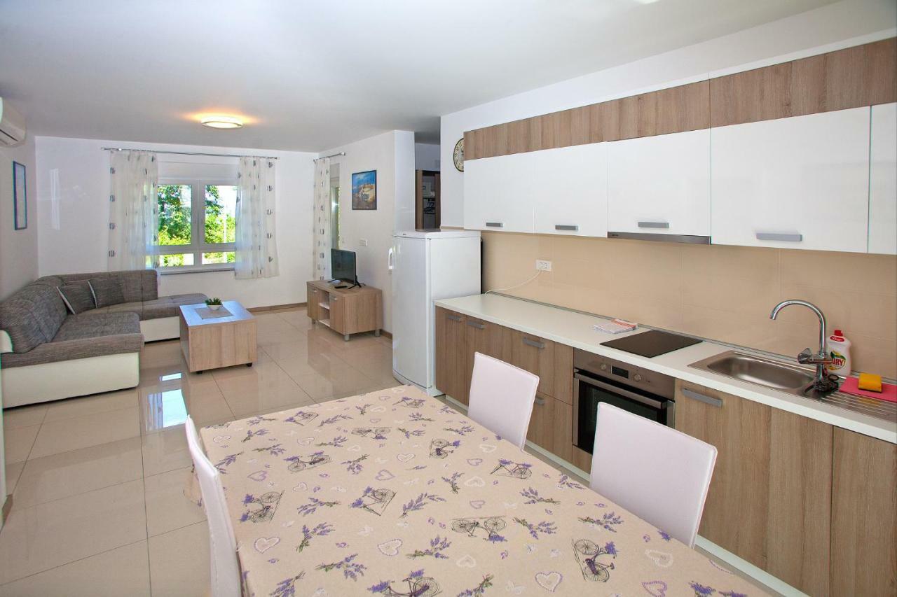 Apartments Maslina II Njivice Eksteriør billede
