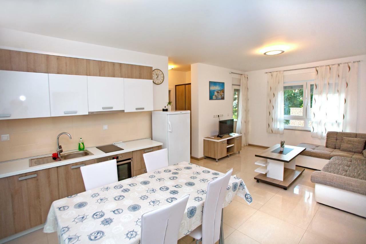 Apartments Maslina II Njivice Eksteriør billede