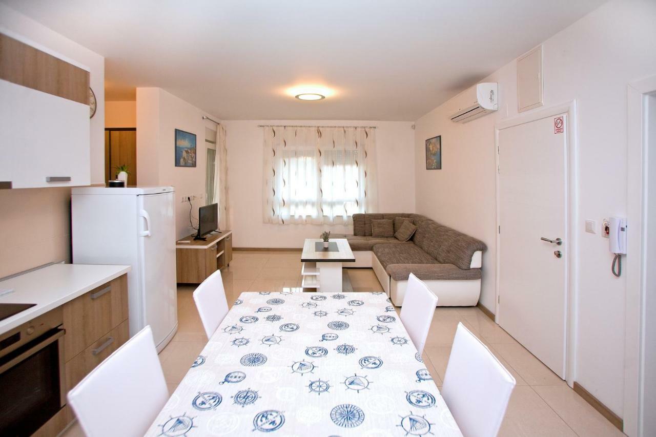 Apartments Maslina II Njivice Eksteriør billede