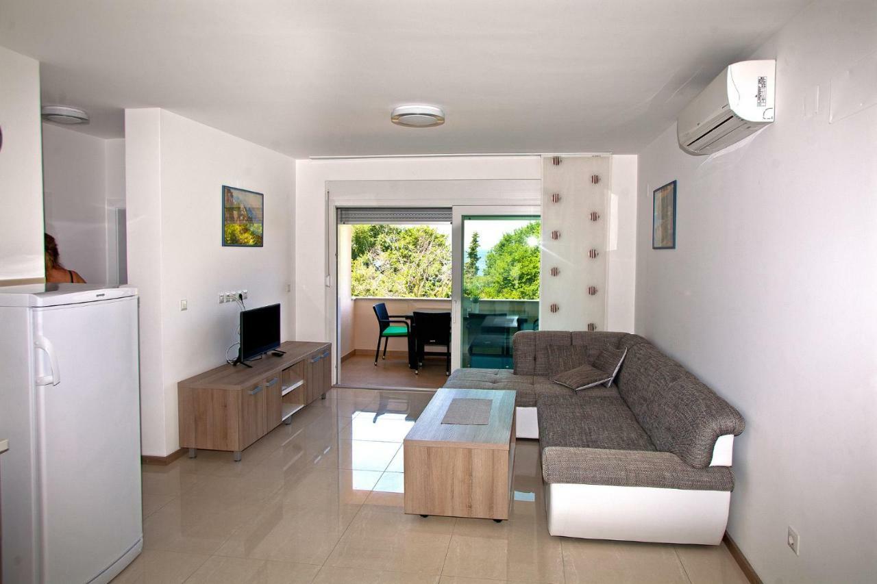 Apartments Maslina II Njivice Eksteriør billede