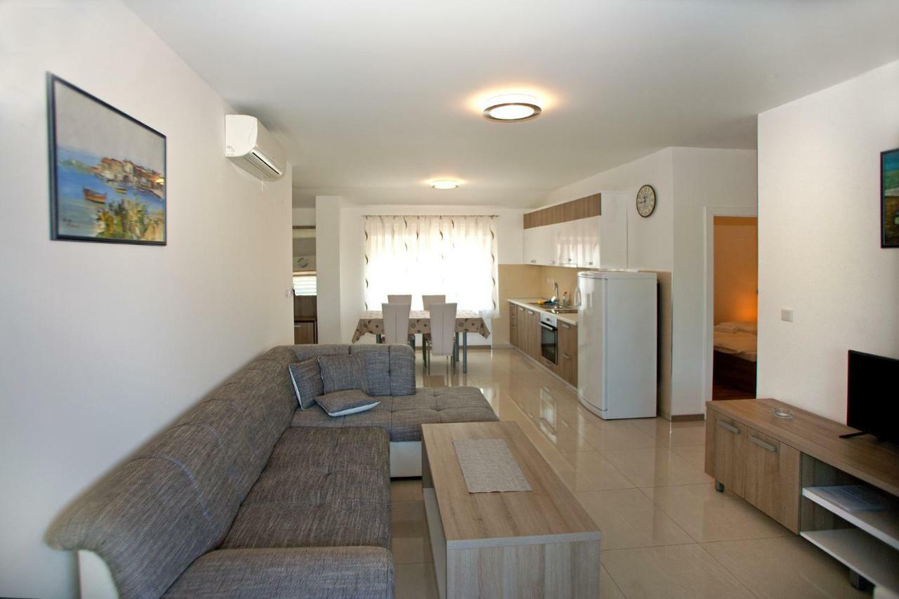 Apartments Maslina II Njivice Eksteriør billede